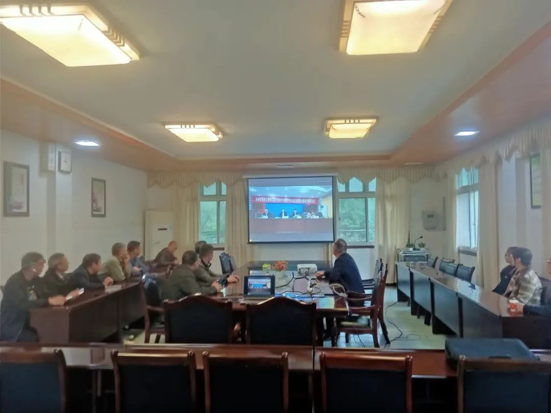 4月28日，英崗嶺煤礦黨總支組織全體黨員參加公司學習貫徹習近平新時代中國特色社會主義思想主題教育動員部署視頻會議.jpg